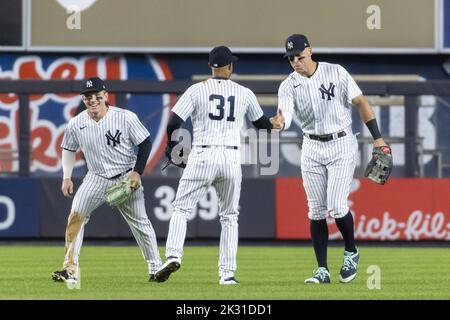 Bronx, États-Unis. 23rd septembre 2022. Harrison Bader des Yankees de New York, à gauche, Aaron Hicks (31) et Aaron Judge célèbrent la victoire contre le Sox rouge de Boston au Yankee Stadium vendredi, 23 septembre 2022 à New York. Photo de Corey Sipkin/UPI crédit: UPI/Alay Live News Banque D'Images