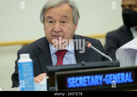 Nations Unies. 23rd septembre 2022. (220924) -- NATIONS UNIES, 24 septembre 2022 (Xinhua) -- le Secrétaire général de l'ONU, Antonio Guterres, prend la parole lors d'une réunion de haut niveau sur le Sahel au siège de l'ONU à New York, le 22 septembre 2022. POUR ALLER AVEC "le chef des Nations Unies appelle à des mesures créatives pour s'attaquer aux malheurs du Sahel" (Manuel Elias/un photo/Handout via Xinhua) Credit: Xinhua/Alay Live News Banque D'Images