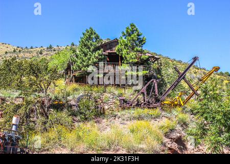 Maison en bois abandonnée à Mountain Junkyard Banque D'Images