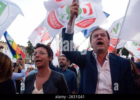 Rome, Italie. 23rd septembre 2022. Des partisans du Parti démocratique assistent à la nomination finale de la campagne électorale pour les élections politiques en Italie, le 25 septembre. Crédit : SOPA Images Limited/Alamy Live News Banque D'Images