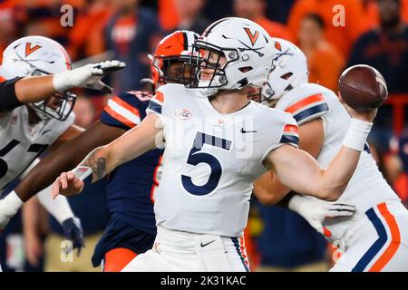 23 septembre 2022: Le quarterback des cavaliers de Virginie Brennan Armstrong (5) passe le ballon contre l'orange de Syracuse pendant la première moitié le vendredi 23 septembre 2022 au dôme sans fil de JMA à Syracuse, New York. Riche Barnes/CSM Banque D'Images