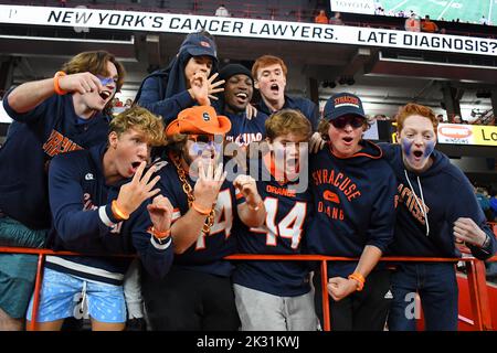 23 septembre 2022: Les fans de Syracuse Orange applaudissent contre les cavaliers de Virginie pendant la deuxième moitié du vendredi 23 septembre 2022 au JMA Wireless Dome à Syracuse, New York. Riche Barnes/CSM Banque D'Images