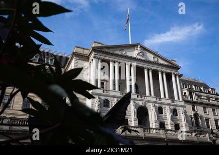 Londres, Royaume-Uni. 23rd septembre 2022. Vues générales de la Banque d'Angleterre à Londres. Hier, le Comité de politique monétaire de la Banque a porté les taux d'intérêt à 2,25 pour cent, mais dans le mini-budget d'aujourd'hui, Kwasi Kwarteng a dévoilé les plus importantes réductions d'impôts en 34 ans. Crédit : SOPA Images Limited/Alamy Live News Banque D'Images