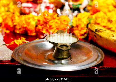 Articles de prière Pooja matériel / Puja Sahitya dans la religion hindoue de l'Inde, arrangé en groupe. Attention sélective Banque D'Images