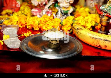 Articles de prière Pooja matériel / Puja Sahitya dans la religion hindoue de l'Inde, arrangé en groupe. Attention sélective Banque D'Images