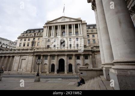 Londres, Royaume-Uni. 23rd septembre 2022. Vues générales de la Banque d'Angleterre à Londres. Hier, le Comité de politique monétaire de la Banque a porté les taux d'intérêt à 2,25 pour cent, mais dans le mini-budget d'aujourd'hui, Kwasi Kwarteng a dévoilé les plus importantes réductions d'impôts en 34 ans. (Photo de Tejas Sandhu/SOPA Images/Sipa USA) Credit: SIPA USA/Alay Live News Banque D'Images