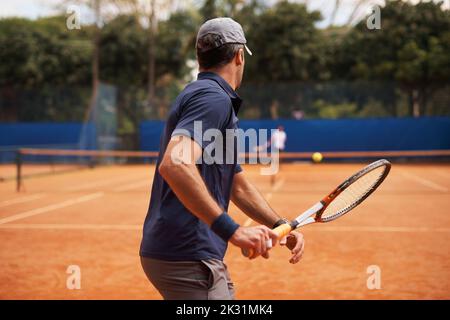 Leurs amis et leurs grands rivaux sur le terrain. Deux joueurs de tennis masculins sur le court. Banque D'Images