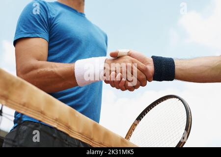 Leurs amis et leurs grands rivaux sur le terrain. Deux joueurs de tennis masculins sur le court. Banque D'Images