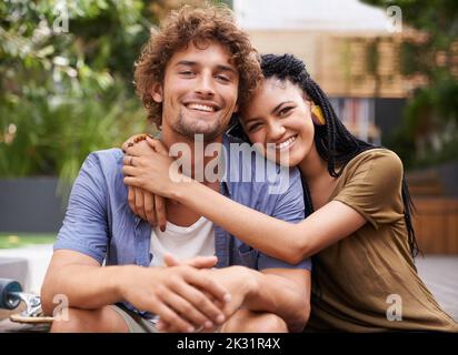 HES toujours là pour moi. Un jeune couple affectueux assis à l'extérieur. Banque D'Images
