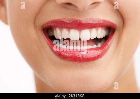 Un sourire blanc brillant. Photo courte en gros plan d'une belle bouche de jeunes femmes. Banque D'Images