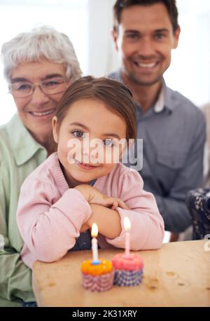 Gran fait les meilleurs petits gâteaux. Portrait d'une grand-mère heureuse célébrant un anniversaire avec sa petite-fille à la maison. Banque D'Images