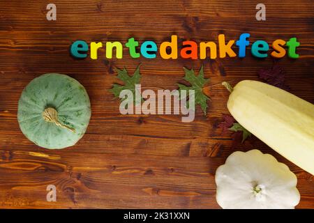 Citrouilles et feuilles d'automne sur une table rustique. Zucchini, patisson récolte Erntedankfest. Banque D'Images