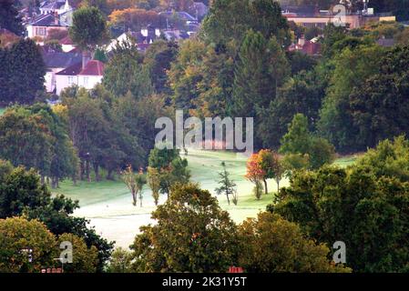 Glasgow, Écosse, Royaume-Uni 24th septembre 2022. Météo au Royaume-Uni: Le premier gel de l'automne a vu les verts du parcours de golf de Knightswood tourner blanc comme l'été devient un souvenir. Crédit Gerard Ferry/Alay Live News Banque D'Images