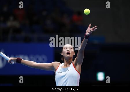 Tokyo, Japon. 24th septembre 2022. Qinwen ZHENG (CHN) sert contre Veronika KUDERMETOVA lors de leur match de demi-finale au TOURNOI DE TENNIS ouvert TORAY PAN PACIFIC 2022 à l'Ariake Coliseum. Le tournoi a lieu de 17 septembre à 25. (Credit image: © Rodrigo Reyes Marin/ZUMA Press Wire) Credit: ZUMA Press, Inc./Alamy Live News Banque D'Images