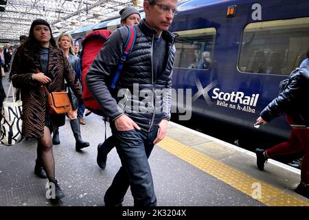 Photo du dossier datée du 23/05/22, de navetteurs et de voyageurs à la gare Waverley d'Édimbourg. Les Tories d'Écosse ont appelé à la fin de l'interdiction « draconienne » de l'alcool par ScotRail, qui a été interdite par les trains et les gares pendant la pandémie, mais elle n'a pas été assouplie comme d'autres restrictions. Date de publication : samedi 24 septembre 2022. Banque D'Images