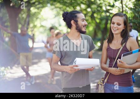 Chatter entre les classes. Un étudiant de sexe masculin et féminin discutant sur le campus. Banque D'Images