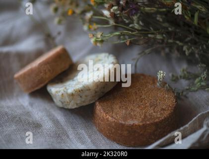 Pile de barres de savon naturel assorties sur tissu en lin. Couleurs pastel. Cosmétique écologique biologique, savon naturel fait à la main. Shampooing frais naturel solide Banque D'Images