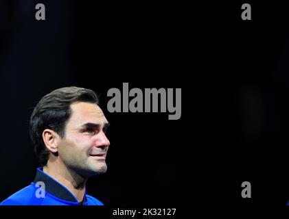 Londres, Royaume-Uni. 24th septembre 2022. Roger Federer, joueur de l'équipe Europe, de Suisse, réagit à la fin de son dernier match après avoir annoncé sa retraite à la Laver Cup à Londres, au Royaume-Uni, le 24 septembre 2022. Crédit : Li Ying/Xinhua/Alay Live News Banque D'Images