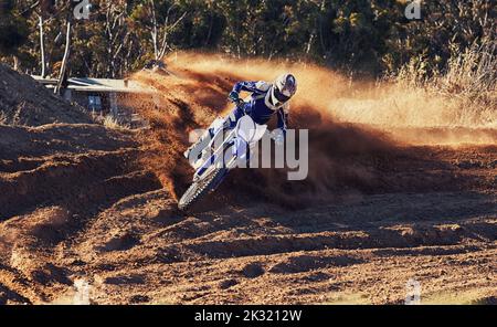 Il est temps de monter cette piste, un motocross professionnel en action. Banque D'Images