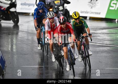 Wollongong, Australie. 24th septembre 2022. Elisa Longo borghini italienne ; Cecilie Uttrup Ludwig danoise ; Polisch Katarzyna Niewiadoma ; Ashleigh Moolman Pasio sud-africain photographié en action lors de la course sur route des femmes d'élite aux Championnats du monde de route UCI Cycling 2022, à Wollongong, en Australie, le samedi 24 septembre 2022. Les mondes se déroulent du 18 au 25 septembre. BELGA PHOTO DIRK WAEM crédit: Belga News Agency/Alay Live News Banque D'Images