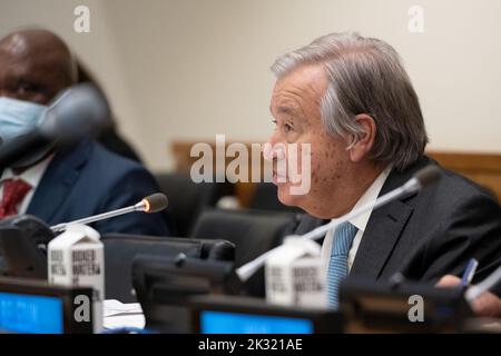 (220924) -- NATIONS UNIES, 24 septembre 2022 (Xinhua) -- le Secrétaire général de l'ONU, Antonio Guterres, s'exprime lors d'un événement de haut niveau sur la fin de la pandémie COVID-19 au siège de l'ONU à New York, le 23 septembre 2022. ALLER AVEC « le chef des Nations Unies demande des efforts pour combler 3 grandes lacunes afin de mettre fin à la pandémie COVID-19 » (Evan Schneider/un photo/document via Xinhua) Banque D'Images