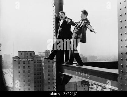 Stan Laurel et Oliver Hardy dans la scène de film 'Liberty' 1929 Banque D'Images