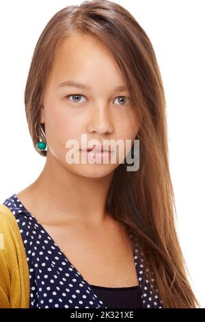 Être adolescent est facile. Studio portrait d'une jolie adolescente isolée sur blanc. Banque D'Images