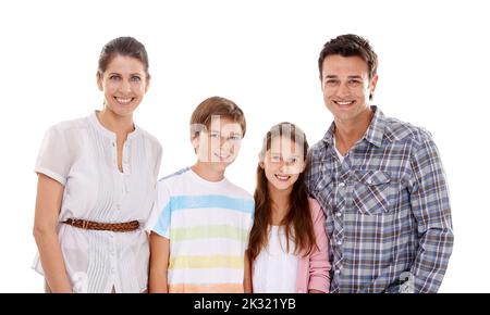 Enfants de tout parent serait fier. Portrait d'une famille heureuse de quatre isolés sur blanc. Banque D'Images