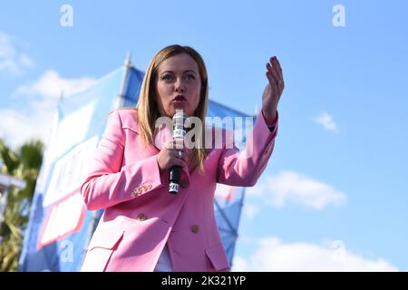 Naples, Italie. 23rd septembre 2022. Giorgia Meloni, à la tête du parti politique des Frères d'Italie, et du président du Parti européen des conservateurs et réformateurs, tient un discours de conclusion pendant la campagne électorale à Bagnoli. Au cours de son discours, elle bouvrait sur les banckwoddes partis politiques de gauche. (Photo de Pasquale Gargano/Pacific Press) Credit: Pacific Press Media production Corp./Alay Live News Banque D'Images