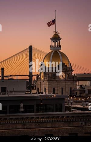Une vue aérienne de la tour de l'horloge avec américain entouré par le bâtiment pendant le coucher du soleil Banque D'Images