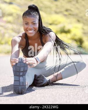 Sport, fitness et étirements avec une femme de sport se préparer à une séance d'entraînement, d'exercice ou d'entraînement sur une route à l'extérieur. Santé, bien-être et étirement Banque D'Images