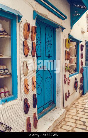 Une entrée de magasin avec des chaussures à Djerba Banque D'Images