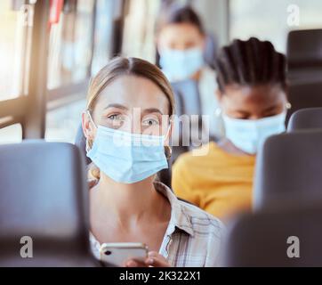 Femme, covid et masque dans un bus avec téléphone pour la sécurité des transports en commun. Portrait, santé et soins de santé des femmes avec epi, corona protection Banque D'Images