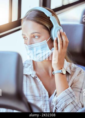 Covid, masque facial ou casque sur une femme en bus pour les déplacements en ville, en transports en commun ou dans les transports en commun. Penser, mode ou détendre étudiant dans le virus Banque D'Images