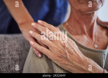Aînés, mains et soins pour l'amour, soutien dans la santé mature et les générations à l'intérieur à la maison. Main d'une dame âgée tenant le soignant dans la confiance, le confort Banque D'Images