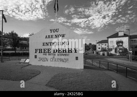 Panneau entrant Free Derry avec la fresque de Bogside Artists sur le côté de la maison à Derry, Irlande du Nord. Banque D'Images