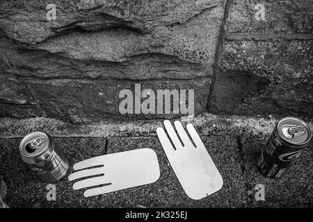 13 août 2022, Londonderry. Le motif de gants blancs est resté dans la rue lors de la plus grande parade de loyaux ordres tenue en Irlande du Nord. Banque D'Images