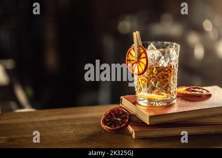 Verre avec cocktail à l'ancienne dans un style rétro. Banque D'Images
