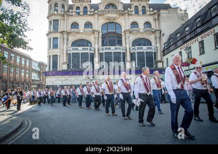 13 août 2022, Londonderry. 10 000 apprentis garçons de Derry et 120 groupes ont participé au défilé annuel du relief de Derry. Banque D'Images