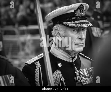 Le roi Charles III, le monarque en gros plan, marche dans la procession funéraire de la reine Elizabeth II à Londres, Angleterre, Royaume-Uni Banque D'Images