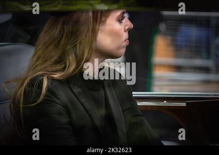 Princesse Beatrice, procession funéraire de la reine Elizabeth II à Londres le 22 septembre 2022 Angleterre, Royaume-Uni Banque D'Images