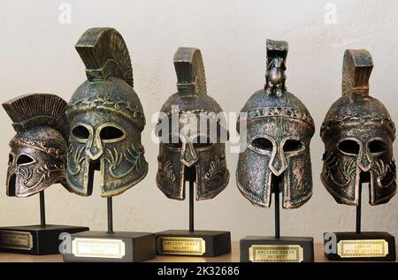 Petits casques grecs anciens dans la boutique de souvenirs de Chania, Crète, Grèce Banque D'Images