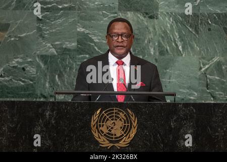 Nations Unies. 24th septembre 2022. (220924) -- NATIONS UNIES, 24 septembre 2022 (Xinhua) -- le Président malawien Lazarus Chakwera prend la parole lors du débat général de la session de 77th de l'Assemblée générale des Nations Unies au siège de l'ONU à New York, le 22 septembre 2022. POUR ALLER AVEC 'le président de la salawienne loue la Chine pour avoir renoncé aux prêts sans intérêt des pays africains' (CIA Pak/un photo/Handout via Xinhua) Credit: Xinhua/Alay Live News Banque D'Images