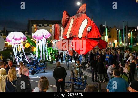 Weymouth, Dorset, Royaume-Uni. 23rd septembre 2022. Des milliers de spectateurs ont borné les rues de Weymouth dans le Dorset pour observer les illuminations de Dusk Til Dark - une aventure sur l'océan, Peixos (qui signifie poisson en catalan) par la société de théâtre basée à Barcelone, Sarruga. Le défilé envoûtant à l'intérieur d'un monde étrange sous-marin de créatures marines illuminées a présenté des marionnettes de poissons géants, de méduses, d'herbes marines et d'un requin qui étaient tous entraînés à vélo. Les spectacles organisés par Activate Performing Arts se déroule sur deux soirées les 23rd et 24th septembre. Crédit photo : Graham Hunt/Alamy Live News Banque D'Images