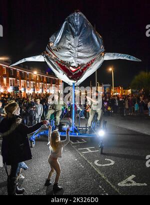 Weymouth, Dorset, Royaume-Uni. 23rd septembre 2022. Des milliers de spectateurs ont borné les rues de Weymouth dans le Dorset pour observer les illuminations de Dusk Til Dark - une aventure sur l'océan, Peixos (qui signifie poisson en catalan) par la société de théâtre basée à Barcelone, Sarruga. Le défilé envoûtant à l'intérieur d'un monde étrange sous-marin de créatures marines illuminées a présenté des marionnettes de poissons géants, de méduses, d'herbes marines et d'un requin qui étaient tous entraînés à vélo. Les spectacles organisés par Activate Performing Arts se déroule sur deux soirées les 23rd et 24th septembre. Crédit photo : Graham Hunt/Alamy Live News Banque D'Images