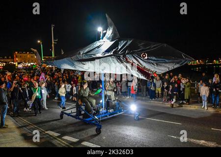 Weymouth, Dorset, Royaume-Uni. 23rd septembre 2022. Des milliers de spectateurs ont borné les rues de Weymouth dans le Dorset pour observer les illuminations de Dusk Til Dark - une aventure sur l'océan, Peixos (qui signifie poisson en catalan) par la société de théâtre basée à Barcelone, Sarruga. Le défilé envoûtant à l'intérieur d'un monde étrange sous-marin de créatures marines illuminées a présenté des marionnettes de poissons géants, de méduses, d'herbes marines et d'un requin qui étaient tous entraînés à vélo. Les spectacles organisés par Activate Performing Arts se déroule sur deux soirées les 23rd et 24th septembre. Crédit photo : Graham Hunt/Alamy Live News Banque D'Images