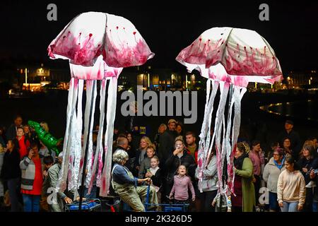 Weymouth, Dorset, Royaume-Uni. 23rd septembre 2022. Des milliers de spectateurs ont borné les rues de Weymouth dans le Dorset pour observer les illuminations de Dusk Til Dark - une aventure sur l'océan, Peixos (qui signifie poisson en catalan) par la société de théâtre basée à Barcelone, Sarruga. Le défilé envoûtant à l'intérieur d'un monde étrange sous-marin de créatures marines illuminées a présenté des marionnettes de poissons géants, de méduses, d'herbes marines et d'un requin qui étaient tous entraînés à vélo. Les spectacles organisés par Activate Performing Arts se déroule sur deux soirées les 23rd et 24th septembre. Crédit photo : Graham Hunt/Alamy Live News Banque D'Images