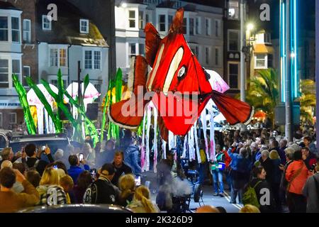 Weymouth, Dorset, Royaume-Uni. 23rd septembre 2022. Des milliers de spectateurs ont borné les rues de Weymouth dans le Dorset pour observer les illuminations de Dusk Til Dark - une aventure sur l'océan, Peixos (qui signifie poisson en catalan) par la société de théâtre basée à Barcelone, Sarruga. Le défilé envoûtant à l'intérieur d'un monde étrange sous-marin de créatures marines illuminées a présenté des marionnettes de poissons géants, de méduses, d'herbes marines et d'un requin qui étaient tous entraînés à vélo. Les spectacles organisés par Activate Performing Arts se déroule sur deux soirées les 23rd et 24th septembre. Crédit photo : Graham Hunt/Alamy Live News Banque D'Images