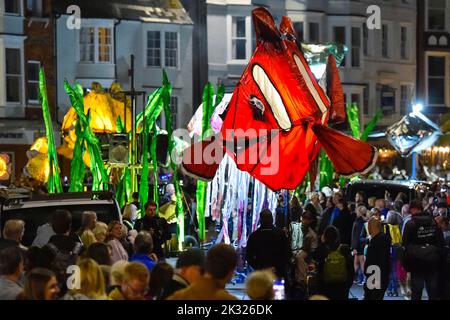 Weymouth, Dorset, Royaume-Uni. 23rd septembre 2022. Des milliers de spectateurs ont borné les rues de Weymouth dans le Dorset pour observer les illuminations de Dusk Til Dark - une aventure sur l'océan, Peixos (qui signifie poisson en catalan) par la société de théâtre basée à Barcelone, Sarruga. Le défilé envoûtant à l'intérieur d'un monde étrange sous-marin de créatures marines illuminées a présenté des marionnettes de poissons géants, de méduses, d'herbes marines et d'un requin qui étaient tous entraînés à vélo. Les spectacles organisés par Activate Performing Arts se déroule sur deux soirées les 23rd et 24th septembre. Crédit photo : Graham Hunt/Alamy Live News Banque D'Images