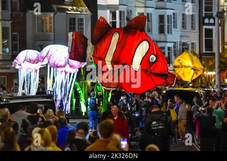 Weymouth, Dorset, Royaume-Uni. 23rd septembre 2022. Des milliers de spectateurs ont borné les rues de Weymouth dans le Dorset pour observer les illuminations de Dusk Til Dark - une aventure sur l'océan, Peixos (qui signifie poisson en catalan) par la société de théâtre basée à Barcelone, Sarruga. Le défilé envoûtant à l'intérieur d'un monde étrange sous-marin de créatures marines illuminées a présenté des marionnettes de poissons géants, de méduses, d'herbes marines et d'un requin qui étaient tous entraînés à vélo. Les spectacles organisés par Activate Performing Arts se déroule sur deux soirées les 23rd et 24th septembre. Crédit photo : Graham Hunt/Alamy Live News Banque D'Images